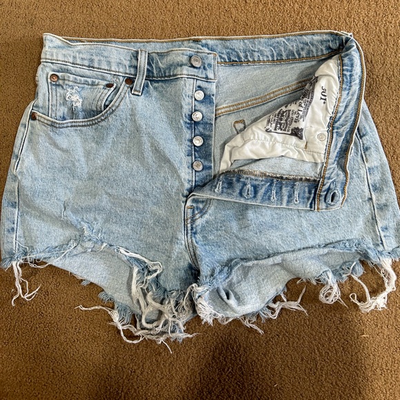 Levi’s 501 Jean Shorts - Picture 3 of 4